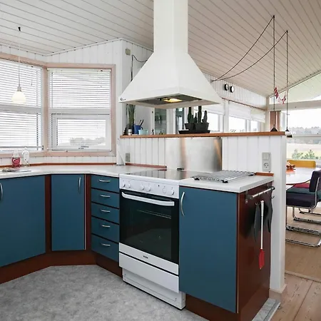 9 Person In Millinge-by Traum *