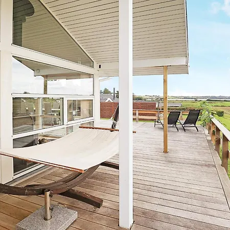 9 Person In Millinge-by Traum