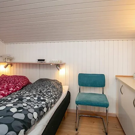 9 Person In Millinge-by Traum *