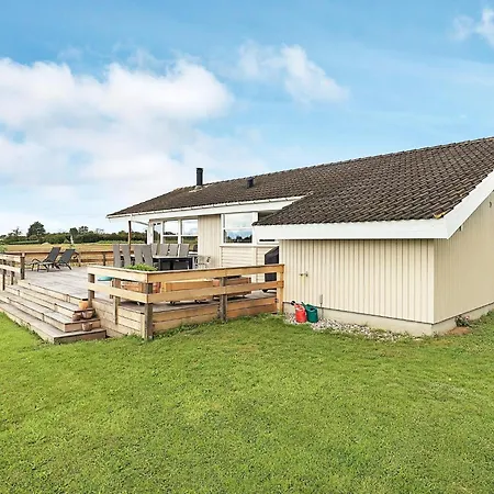 9 Person In Millinge-by Traum