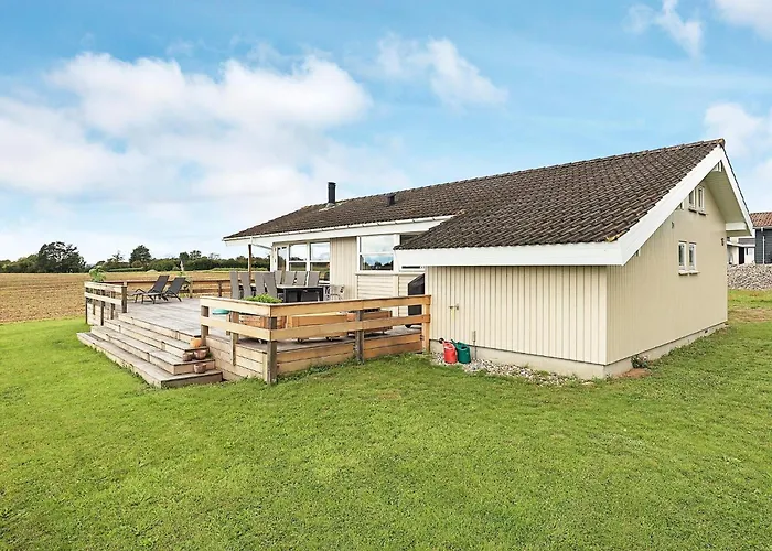 9 Person In Millinge-by Traum